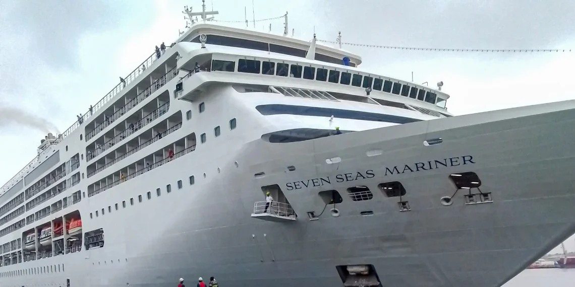 ‎Navio cruzeiro atraca em Luanda com mais de 500 turistas a bordo
