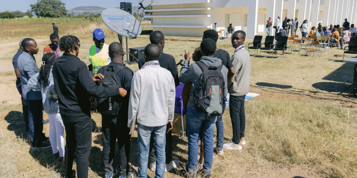 Universidade do Namibe recebe internet gratuita via ANGOSAT-2
