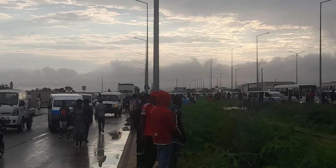 Vítimas das cheias protestam contra falta de condições em centro de acolhimento