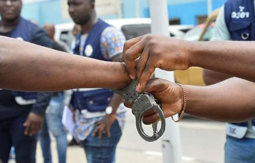 Detido cidadão que usava arma para violar menor de 14 anos há quatro anos