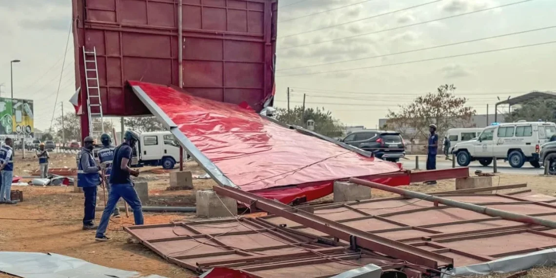 Mais de quinhentas estruturas publicitárias irregulares removidas nas principais vias de Luanda