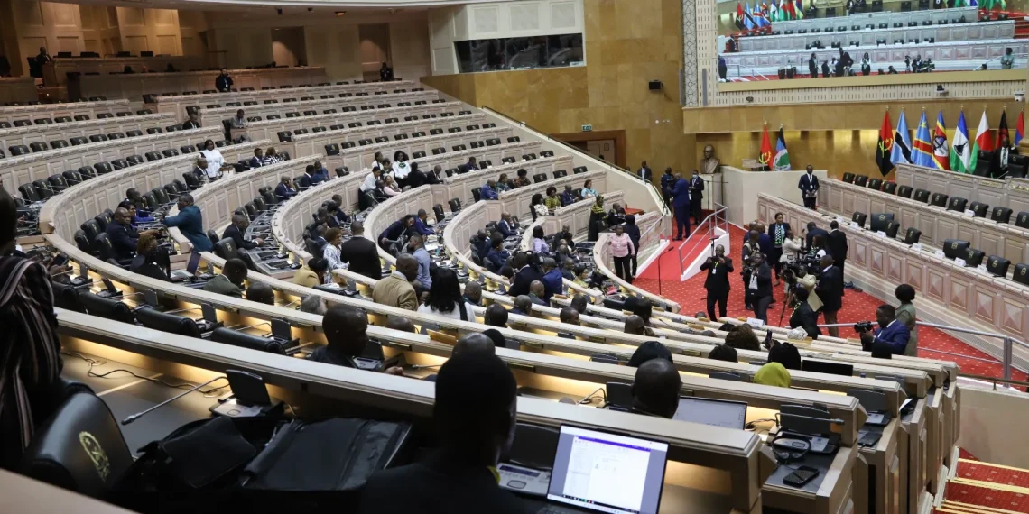 Clarificação do conceito “notícia falsa” suspende debate sobre ‘Informações Falsas na Internet’