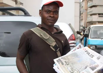 Avanços tecnológicos e preço do jornal impresso ameaçam futuro dos ardinas em Angola