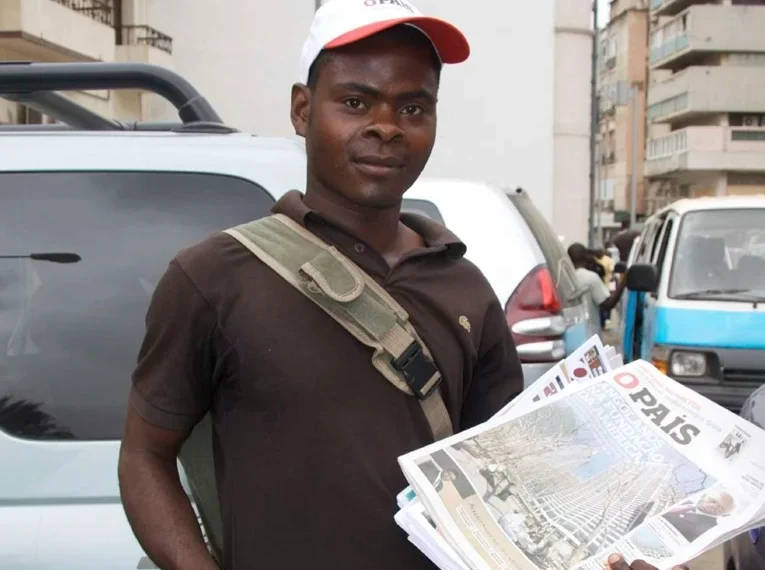 Avanços tecnológicos e preço do jornal impresso ameaçam futuro dos ardinas em Angola