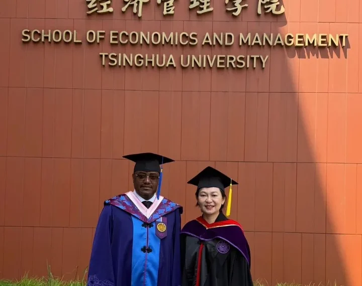 PCE do Banco Sol recebe diploma em Gestão e Administração de Empresas pela Universidade de Tsinghua da China