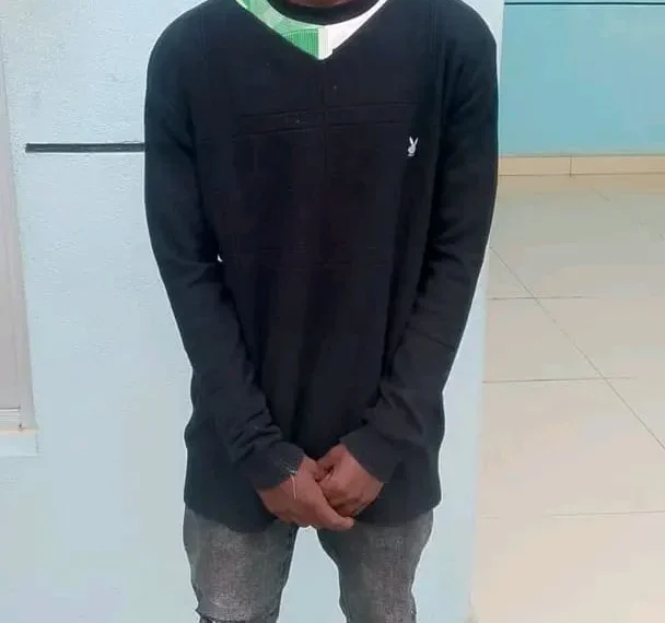 Jovem de 20 anos detido após abuso sexual de uma menor de na ausência dos pais