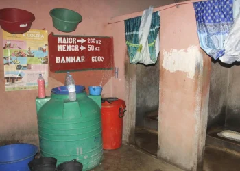 Fuga ao pagamento de balneários transforma arredores de mercados em urinóis a céu aberto