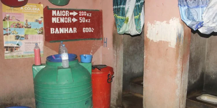 Fuga ao pagamento de balneários transforma arredores de mercados em urinóis a céu aberto