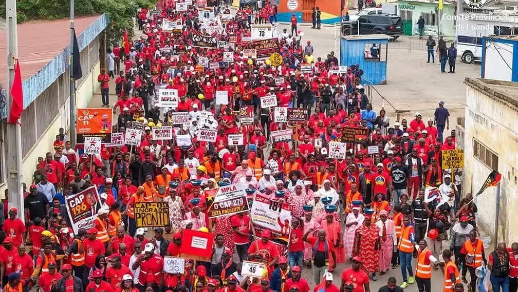 Militantes do MPLA na Samba marcham em apoio à liderança de João Lourenço