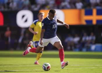 Mbappé bisa e França avança para os oitavos-de-final