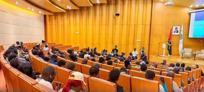 Camama debate ocupação de espaços públicos e actuação das comissões de moradores