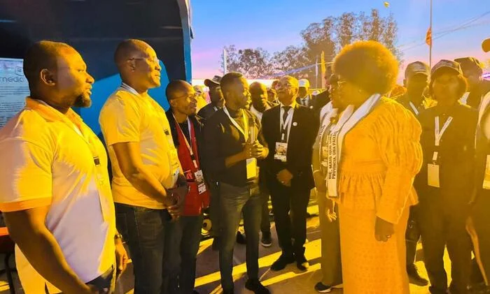 Governadora visita stand da Rádio Mais/Huambo na Expo-Bié