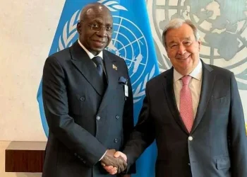 Chefe da diplomacia angolana aborda paz e desenvolvimento sustentável com líder da ONU