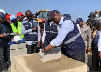 Ministro Carlos Santos, quando procedia ao lançamento da primeira pedra de 225 casas para sinistrados