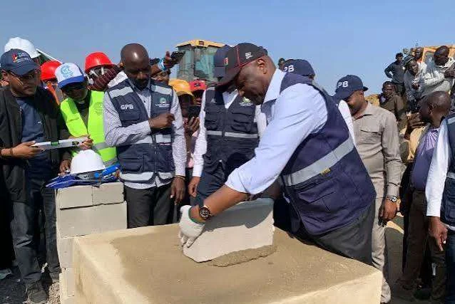 Ministro Carlos Santos, quando procedia ao lançamento da primeira pedra de 225 casas para sinistrados