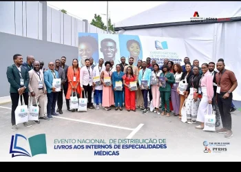 Mais de 400 médicos internos recebem livros de referência para reforçar formação especializada