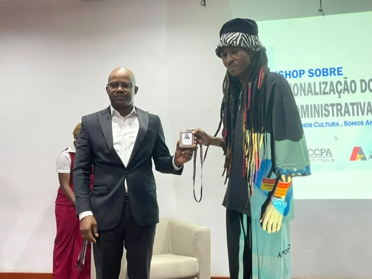 80 fazedores de arte do Rangel recebem Carteira Profissional