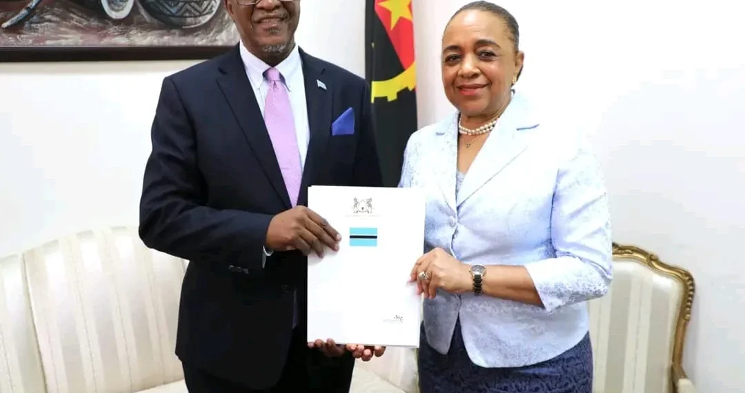 Secretária de Estado recebe Cartas Figuradas do embaixador do Botswana