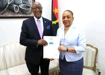 Secretária de Estado recebe Cartas Figuradas do embaixador do Botswana