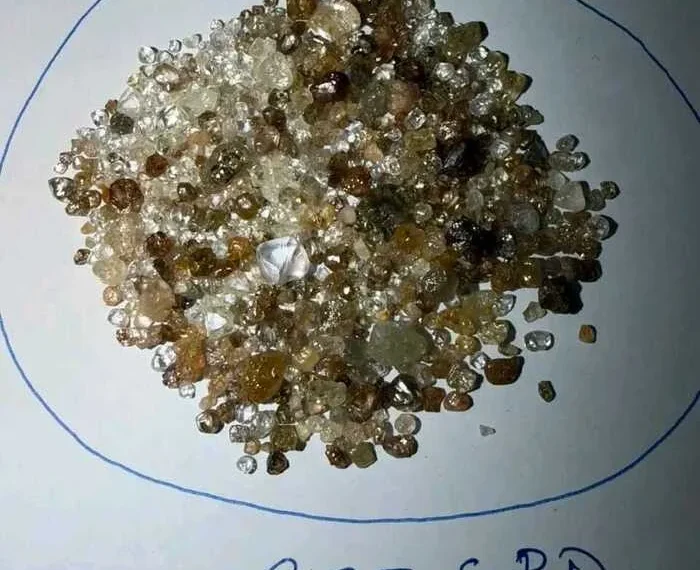 SIC apreende mais de 700 pedras de diamantes na Lunda-Norte