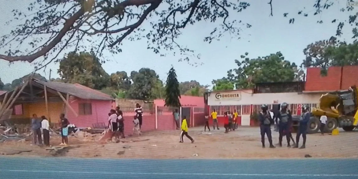 Camião desgovernado destrói parte de uma escola no Dande