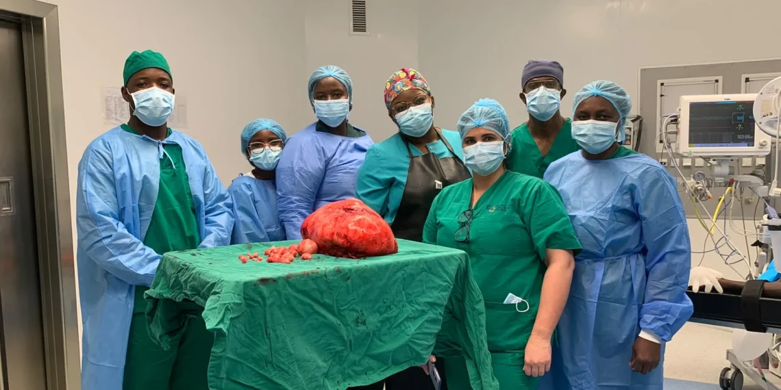 Hospital Heróis de Kifangondo remove com sucesso mioma uterino de 12 kg