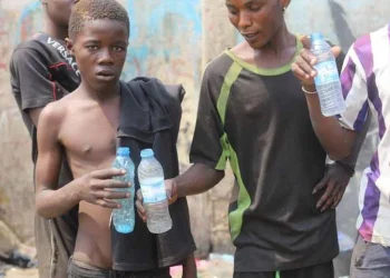 Crianças e adolescentes inalam diluente “ngui” à luz do dia nas ruas de Luanda