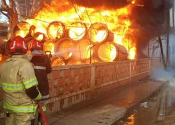 Incêndio destrói tubagens de plástico num estaleiro no Rangel