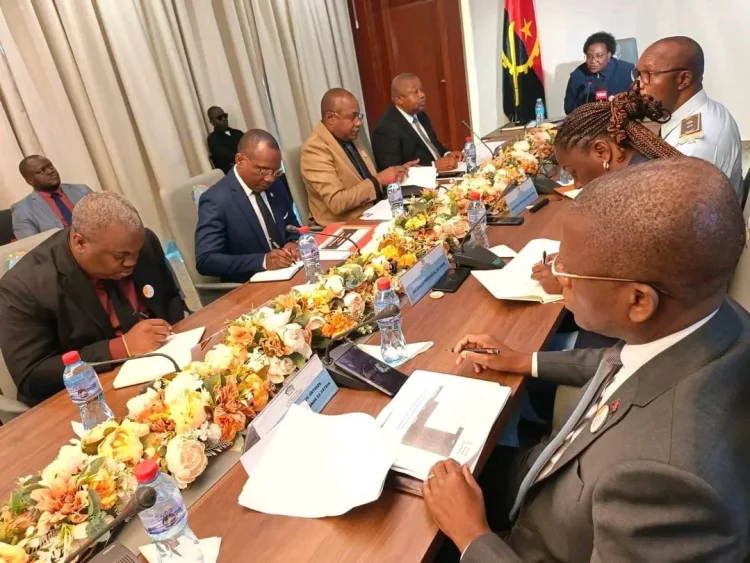 Governo de Cabinda analisa mecanismos de retirada das crianças nas ruas