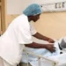 Criança de 2 anos queima 24% do corpo após cair numa panela de quissángua quente no Cazenga