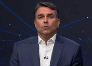 Flávio Bolsonaro anuncia recurso para anular eleições no Brasil