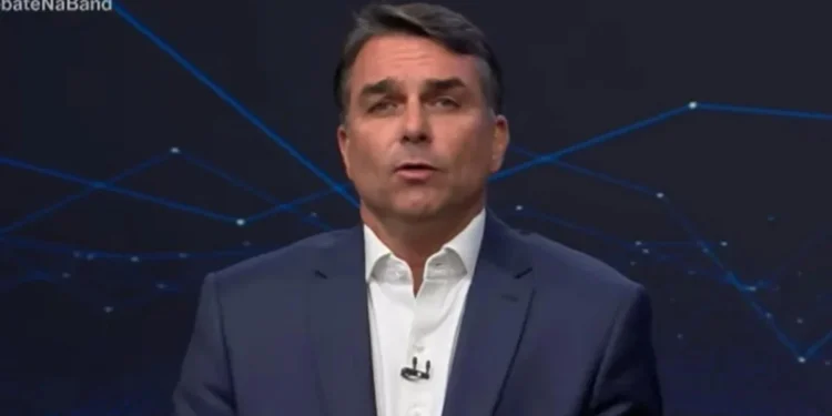 Flávio Bolsonaro anuncia recurso para anular eleições no Brasil