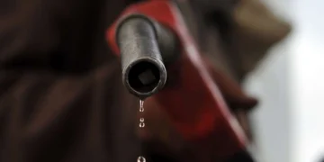 Angola gasta mais de mil milhão de dólares com importação de combustíveis líquidos