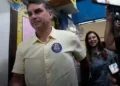 Flávio Bolsonaro foge para os EUA com a família