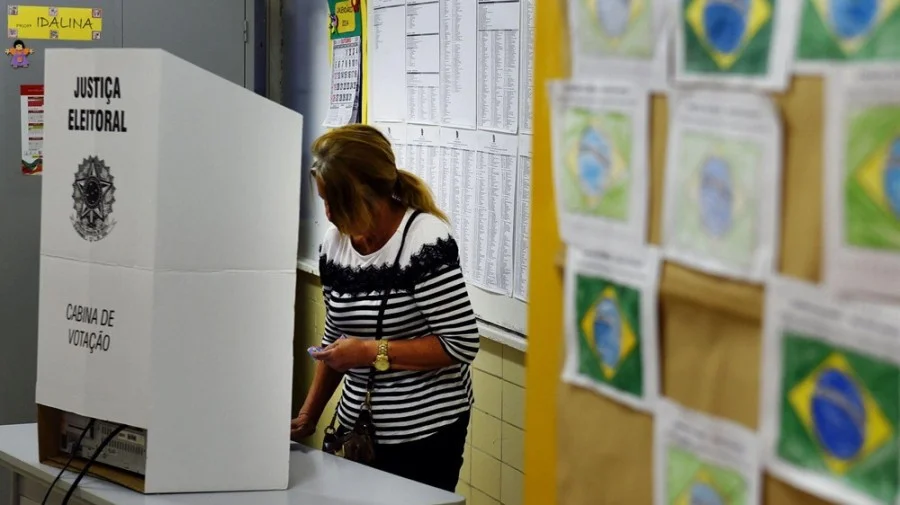 Cerca de 158 milhões de eleitores brasileiros voltam hoje às urnas para escolha do novo Presidente