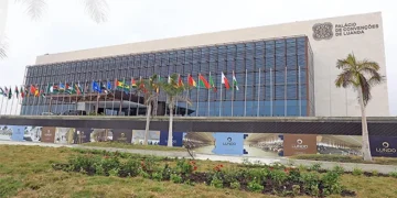 Último dia da Bienal de Luanda debate gestão da água e alterações climáticas
