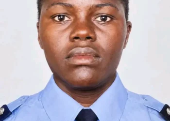 Agente da Polícia morre atropelada enquanto ajudava alunos a atravessar a estrada no Lubango