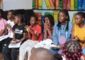 Clube de leitura aborda doença vitiligo com crianças e adolescentes