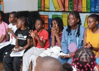 Clube de leitura aborda doença vitiligo com crianças e adolescentes