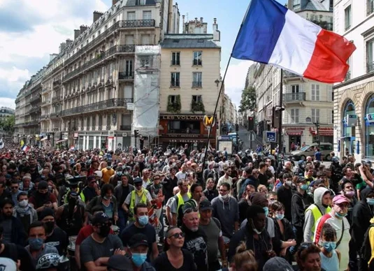 Maior agitação civil na França expôs impotência de Macron, que não consegue conter protestos