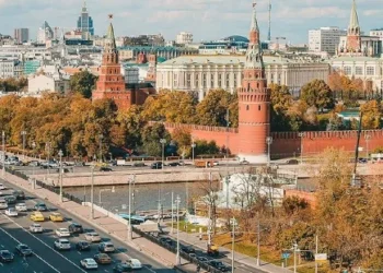Rússia está pronta para retomar negociações trilaterais sobre questão ucraniana em Novembro, diz Kremlin