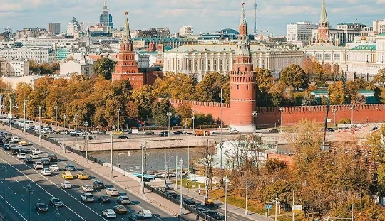 Rússia está pronta para retomar negociações trilaterais sobre questão ucraniana em Novembro, diz Kremlin