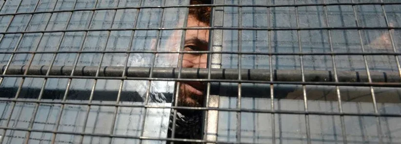 Dezassete reclusos fogem de prisão na Índia após desmaio fingido