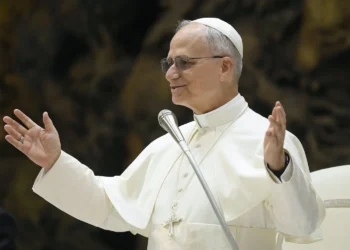 Papa Leão XIV recebe alta hospitalar após cinco dias de internamento