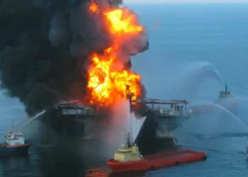 Petroleiro explode após atingir mina naval no Estreito de Ormuz