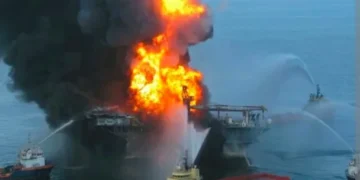 Petroleiro explode após atingir mina naval no Estreito de Ormuz