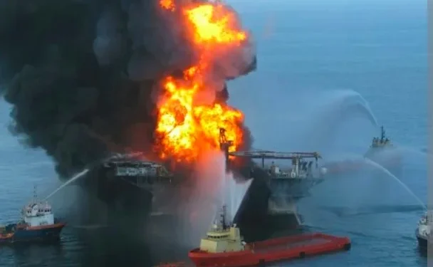 Petroleiro explode após atingir mina naval no Estreito de Ormuz