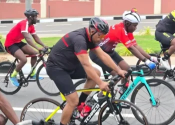 João Lourenço percorre 20 quilómetros de bicicleta