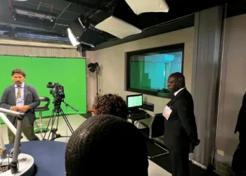 Téte António visita centro da Rádio e Televisão de Angola em Roma