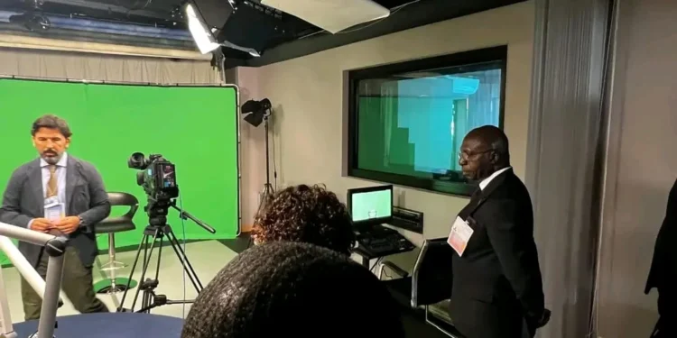 Téte António visita centro da Rádio e Televisão de Angola em Roma